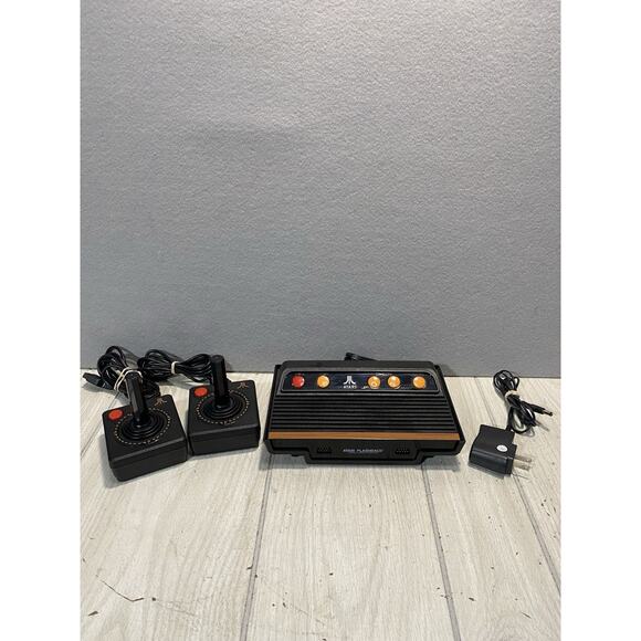 Atari Flashback 8 Video Game System + 2 Controllers - Black - Manual - Picture 1 of 10